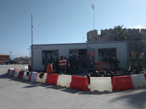 Περίπου 140 μετανάστες κρατούνται στον χώρο αναμονής στο λιμάνι της Κω - Θα μεταφερθούν με αρματαγωγό