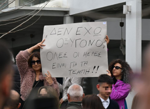 Σήκωσαν πανό για τα Τέμπη στην παρέλαση για την 25η Μαρτίου στην πόλη της Κω