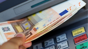 Υποδείγματα ακεραιότητας και εντιμότητας - Δυο γυναίκες στην Κάρπαθο, βρήκαν 900 ευρώ σε ΑΤΜ και τα παρέδωσαν