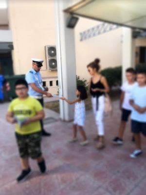 Ενημερωτικά φυλλάδια οδικής ασφάλειας διανεμήθηκαν από αστυνομικούς σε γονείς και μαθητές σχολείων σε Κω, Ρόδο και Σύρο