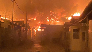 Πύρινη κόλαση στη Λέσβο: Στις φλόγες το ΚΥΤ της Μόριας - Στο δρόμο 13.000 μετανάστες