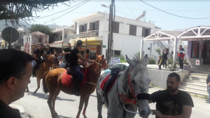 Αναβάτες με τα άλογά τους παρέλασαν μπροστά από τον Άγιο Γεώργιο στο Πυλί! ΦΩΤΟ