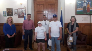 Τα δώρα μαθητών &amp; εκπαιδευτικών του Σβουρένειου ΚΔΑΠ-ΜΕΑ στο Δήμαρχο Κω, με θέμα &#039;&#039;Μένουμε Ασφαλείς&#039;&#039;
