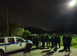 Ένταση το βράδυ της Τετάρτης στο Πυλί έξω από το HOT SPOT. Σπασμένα τζάμια, φωτιές και ζημιές σε βαν ΜΚΟ