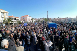 Μεγάλη συγκέντρωση και στην Μυτιλήνη... Αίτημα και η αποσυμφόρηση από τα ΜΑΤ