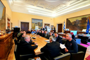 ΚΟΡΟΝΟΪΟΣ: Ευρεία σύσκεψη στην Περιφέρεια Νοτίου Αιγαίου για την προστασία της δημόσιας υγείας και της τοπικής οικονομίας
