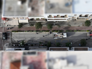 Ξεκίνησε να τοποθετείται η φωτεινή κουρτίνα ενόψει των Χριστουγέννων στην Βασιλέως Παύλου - Κλειστός ο δρόμος λόγω εργασιών