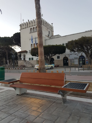 Η Τοποθέτηση του ιστορικού εμβλήματος της Κω, τα &#039;&#039;έξυπνα&#039;&#039; παγκάκια και ο συλλέκτης πλαστικών καπακιών στο λιμάνι