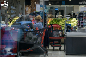 Στις 20:30 όλα τα καταστήματα θα κλείνουν -Όλο το 24ωρο τα περίπτερα -Έως τη 1 μετά τα μεσάνυχτα μπορούν να παρέχουν υπηρεσίες delivery super market &amp; mini market