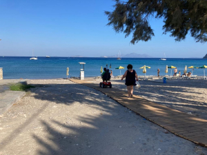 Κέφαλος: Έφτιαξε με τα χρήματά της πρόβλημα που υπήρχε στις ράμπες για την αυτόνομη πρόσβαση στη θάλασσα ατόμων με κινητικά προβλήματα - Για αδιαφορία καταγγέλλει τον Δήμο Κω