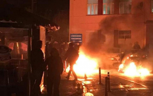 Σοβαρά επεισόδια σε Λέσβο και Χίο - Συνοδεία ΜΑΤ τα μηχανήματα για τα κλειστά κέντρα (φωτογραφίες - βίντεο)