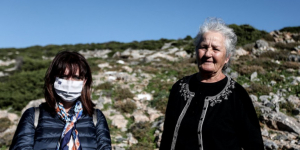 Η Κατερίνα Σακελλαροπούλου στην Κίναρο με την κυρά Ρηνιώ