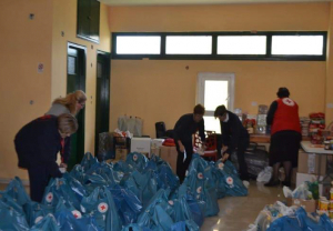 400 δέματα αγάπης διανεμήθηκαν σε 190 οικογένειες και μοναχικά άτομα στην Κω, από τον Ερυθρό Σταυρό