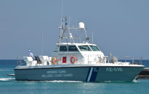 Καταδίωξη διακινητή παράνομων μεταναστών έξω από την Κω - Προσάραξε στην ακτή το σκάφος