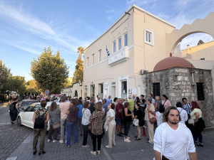 Η συγκέντρωση διαμαρτυρίας έξω από το Νοσοκομείο της Κω
