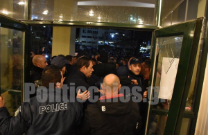 Χίος: Λεκτική επίθεση με ύβρεις στον Μηταράκη για το μεταναστευτικό