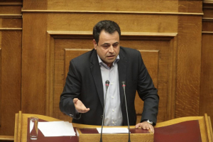 Ν. Σαντορινιός: Κυνική η παραδοχή Κικίλια, από την Κω, για εισαγωγή ιδιωτών στη Δημόσια Υγεία