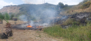Άμεση επέμβαση της Πυροσβεστικής Υπηρεσίας σε πυρκαγιά στην Καρδάμαινα – Επιβλήθηκε πρόστιμο για μη τήρηση μέτρων πρόληψης
