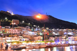 To έθιμο με τους δυναμίτες στην Κάλυμνο, το βράδυ της Κυριακής του Πάσχα. ΦΩΤΟΓΡΑΦΙΕΣ