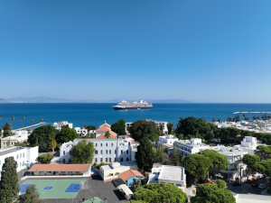 Το επιβλητικό κρουαζιερόπλοιο NIEUW STATENDAM στο λιμάνι της Κω
