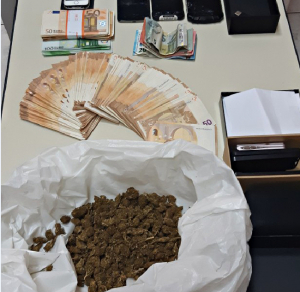 Συνελήφθη 23χρονος για κατοχή ναρκωτικών ουσιών στην Κω. Κατασχέθηκαν 94,5 γρ. ακατέργαστη κάνναβη, 15.340 € κ.α.