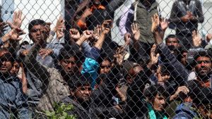 Χάος με τους μετανάστες στη Λέσβο - Συγκρούσεις και συλλήψεις στο hot spot
