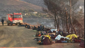 Δεν είναι στην Κω η φωτογραφία που δημοσιεύθηκε στα μέσα κοινωνικής δικτύωσης με τους πυροσβέστες να κοιμούνται στον δρόμο