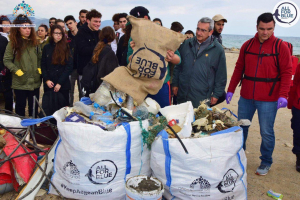 ΚΩΣ - #KeepAegaenBlue: Ένα τόνο σκουπίδια έβγαλαν μαθητές και δύτες, στο Καρνάγιο