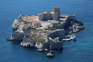 Το φρούριο του ΙΦ, η πανδημία του κορωνοϊού και ο εγκλεισμός. Γράφει η κ. Ελένη Ζαρίφη