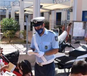 Ενημερωτικά φυλλάδια οδικής ασφάλειας διανεμήθηκαν από αστυνομικούς σε γονείς και μαθητές σχολείων στo Νότιο Αιγαίο