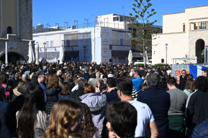 Γέμισε η Πλατεία Ελευθερίας στη συγκέντρωση διαμαρτυρίας στην Κω για το έγκλημα στα ΤΕΜΠΗ