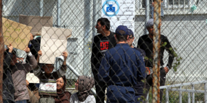 Το Εργατικό Κέντρο ΒΣΔ παρέδωσε είδη αλληλεγγύης στο ΚΥΤ Κω και κουβέρτες &amp; σκεπάσματα στους μετανάστες που κρατούνται στο λιμάνι
