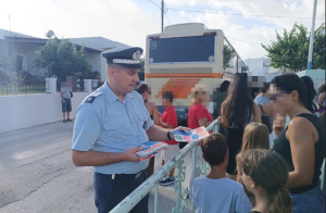 Ενημερωτικά φυλλάδια οδικής ασφάλειας διανεμήθηκαν από αστυνομικούς σε γονείς και μαθητές σχολείων στo Νότιο Αιγαίο