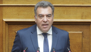 ΜΑΝΟΣ ΚΟΝΣΟΛΑΣ: «Δεν θα υποβαθμιστούν τα ολιγοθέσια σχολεία στα Δωδεκάνησα»