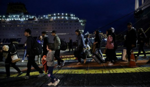 Στο λιμάνι του Πειραιά 367 μετανάστες και  πρόσφυγες από τη Λέσβο-  20 μετανάστες και πρόσφυγες από την Κω