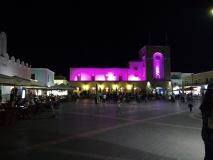 Φωταγωγήθηκε με ροζ χρώμα η Δημοτική Βιβλιοθήκη Κω, στο πλαίσιο της προσπάθειας αφύπνισης για τον καρκίνο του μαστού