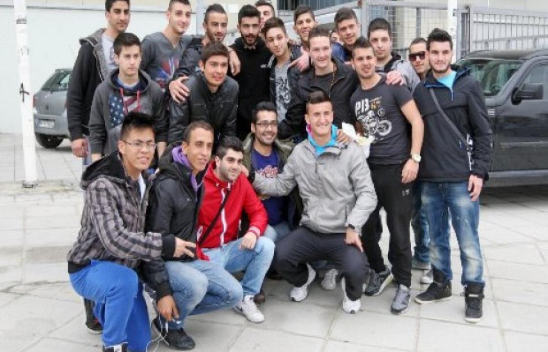 Οι μαθητές του ΕΠΑΛ Κω στην Τούμπα.Φωτό με τον παίκτη του ΠΑΟΚ Κλάους 