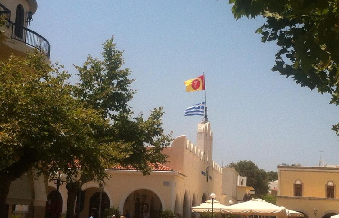&#039;&#039;Η Ελληνική σημαία κάτω από το πανί... Το ρεζιλίκι συνεχίζεται...&#039;&#039;