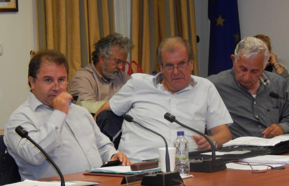 Έξαλλος ο Σ. Πης στο Δημοτικό Συμβούλιο.Η ατάκα του για τις πάπιες που δεν μπορούν να κάνουν σεξ στο Πυλί