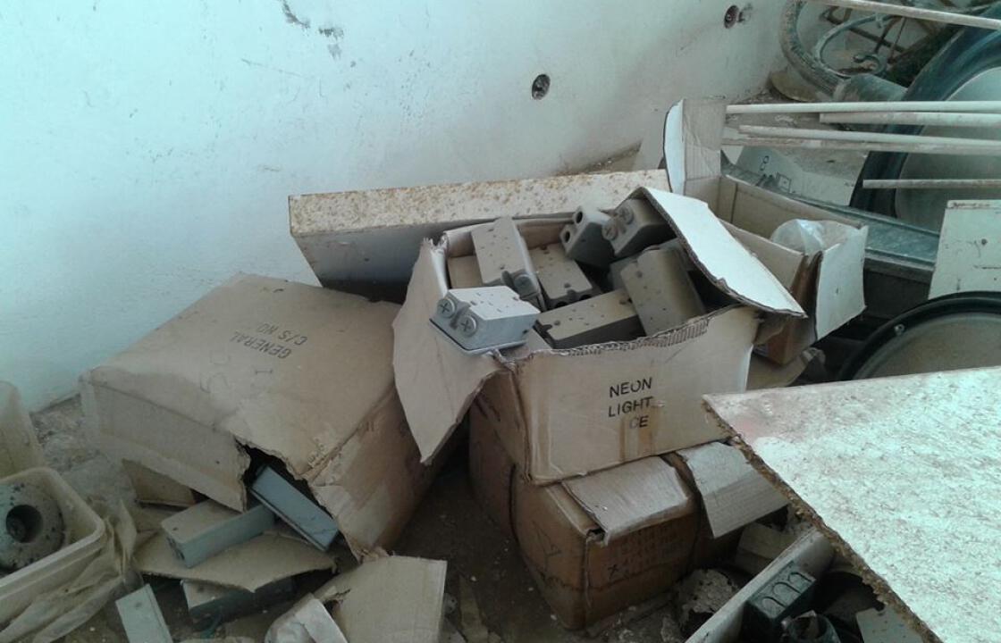 Ξέφραγο αμπέλι το κτίριο του πρώην δημοτικού στο Λαγούδι,που πλέον είναι αποθήκη ηλεκτρολογικών υλικών του δήμου