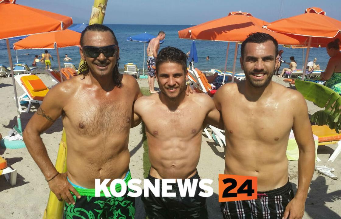 Ο ποδοσφαιριστής της ΑΕΚ Β. Πλατέλλας στην Κω.Ποδοβόλεϊ πολλών αστέρων στην παραλία του Π. Καϊσερλη.