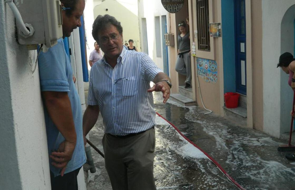 Έπιασε δουλειά ο Δήμαρχος Νισύρου.Έπλυνε τους δρόμους του νησιού μαζί με το συνεργείο καθαριότητας.
