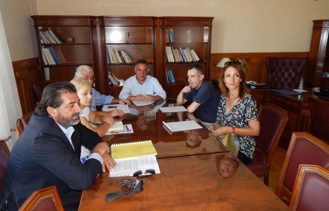 Η συνάντηση του Δημάρχου Κω Γ. Κυρίτση με τους επικεφαλής των παρατάξεων.