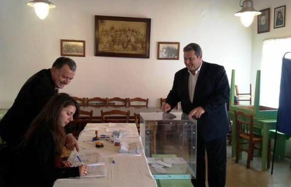 Ψήφισε στη Νίσυρο ο Π. Καμμένος. Δείτε φωτογραφίες και τις δηλώσεις του