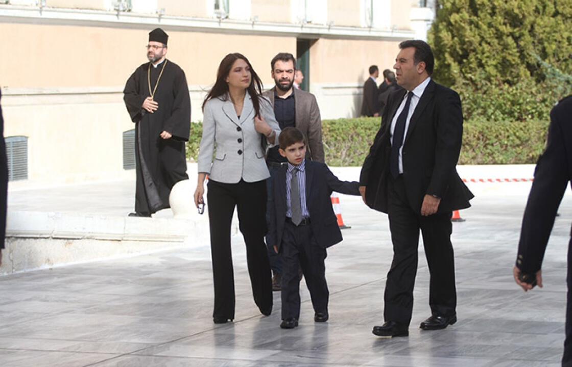 Ο Μ. Κόνσολας με την οικογένεια του στην σημερινή ορκομωσία των βουλευτών