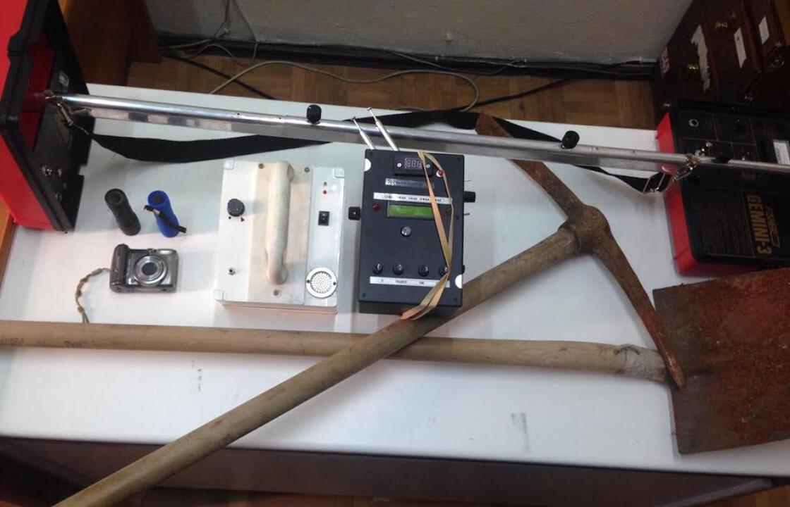 Συνελήφθησαν 4 ημεδαποί που χρησιμοποιούσαν ειδικούς ανιχνευτές μέσα σε αρχαιολογικό χώρο στην Κάλυμνο.ΦΩΤΟ