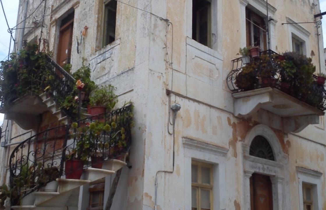 Φωτιά σε διώροφο σπίτι στη Κάλυμνο με 3 Εθελοντές Πυροσβέστες να καταλήγουν στο Νοσοκομείο του νησιού.
