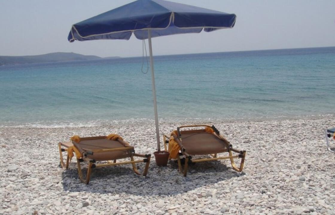Ξανά ομπρέλες στις παραλίες, παρά την απόφαση του ΣτΕ