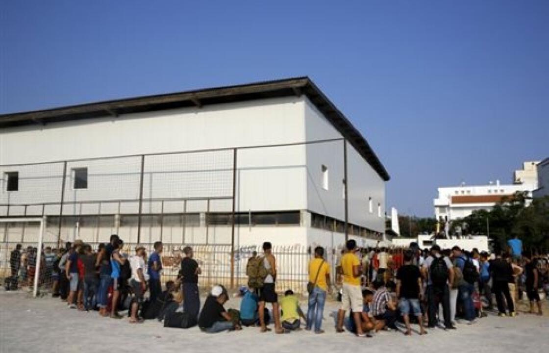 Περίπου 2000 μετανάστες βρίσκονται στο γήπεδο Ανταγόρα