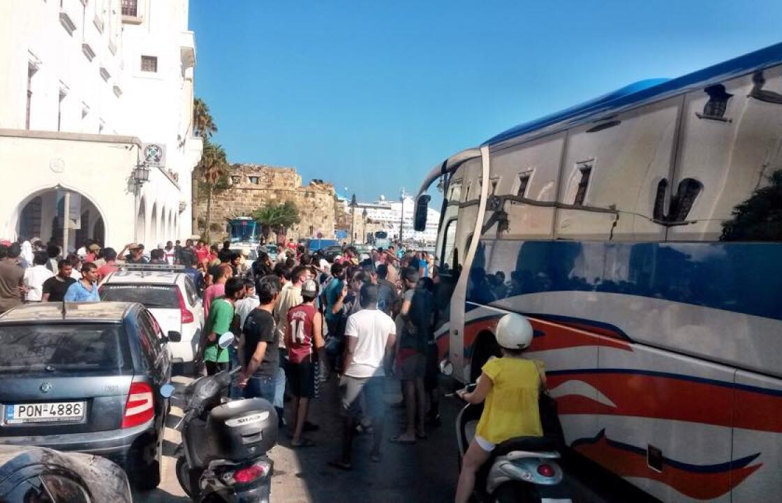 Εκτός ελέγχου πάλι η κατάσταση με τους παράνομους μετανάστες έξω από το Α.Τ. Κω